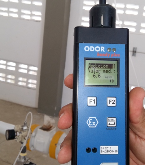 Odor Handy Plus Sampling from a natural gas pipeline